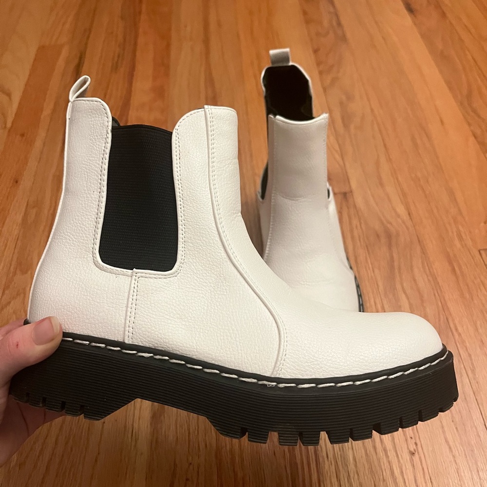 White Chelsea boots women’s size 7.5